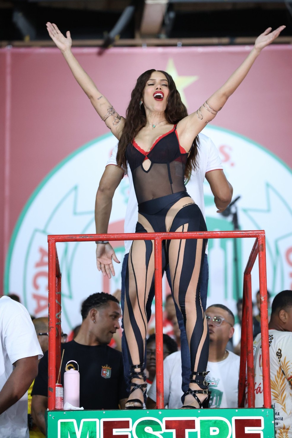 Anitta samba em ensaio da Grande Rio — Foto: Daniel Pinheiro/BrazilNews