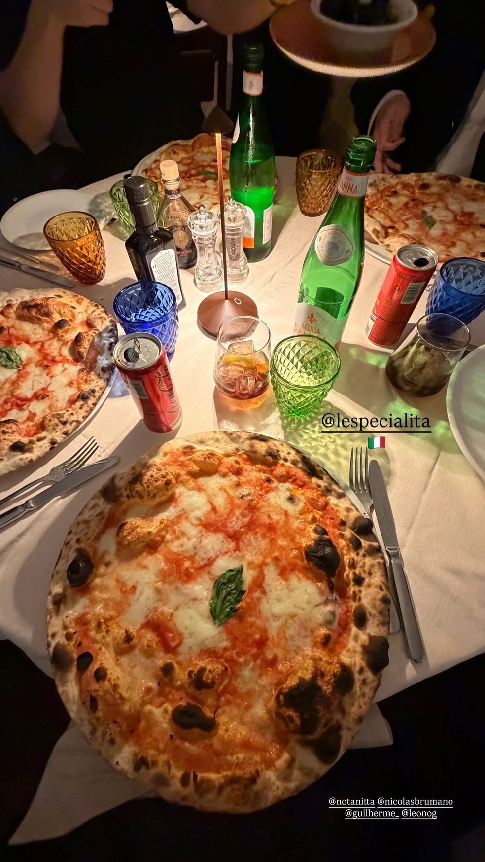 Maisa foi a um restaurante com amigos na Itália  — Foto: Reprodução/Instagram