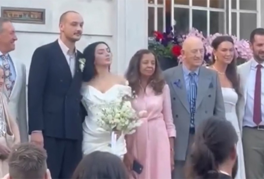 Cantora Charli XCX se casa com baterista George Daniel, da banda 1975