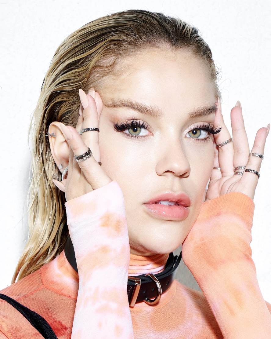 Com 20 anos de carreira, Gabi Lopes lucra mais na web do que como atriz