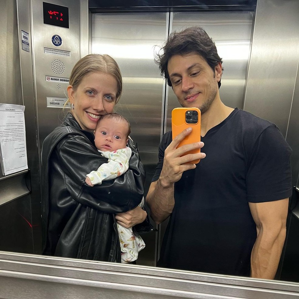 Gabriela Prioli e Thiago Mansur com a filha, Ava — Foto: Reprodução/Instagram