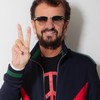 Ringo Starr cai no palco em show nos EUA