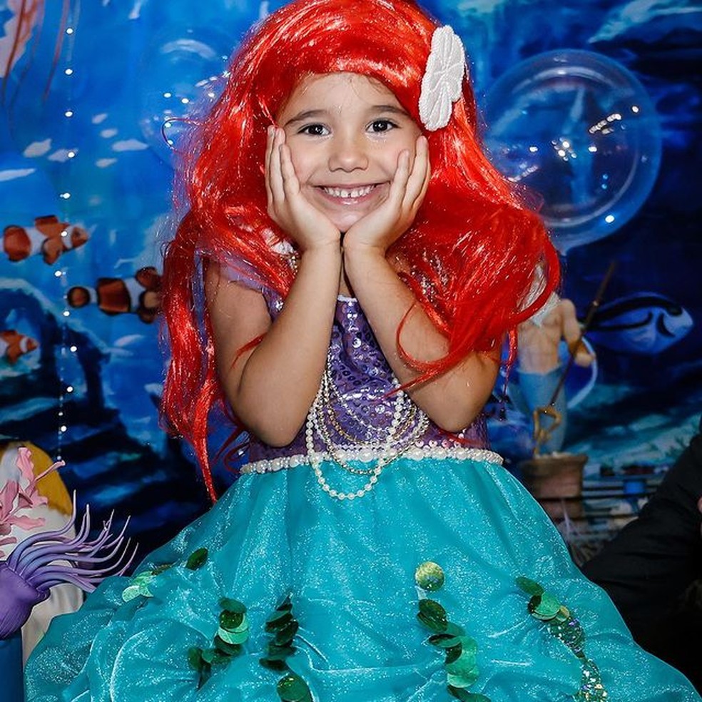 Manuella vestida de Pequena Sereia na comemoração de seus quatro anos — Foto: @catiaherreraemarcelovita