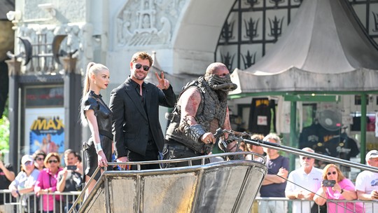 Chris Hemsworth e Anya Taylor-Joy param rua de Los Angeles em ação de 'Furiosa'