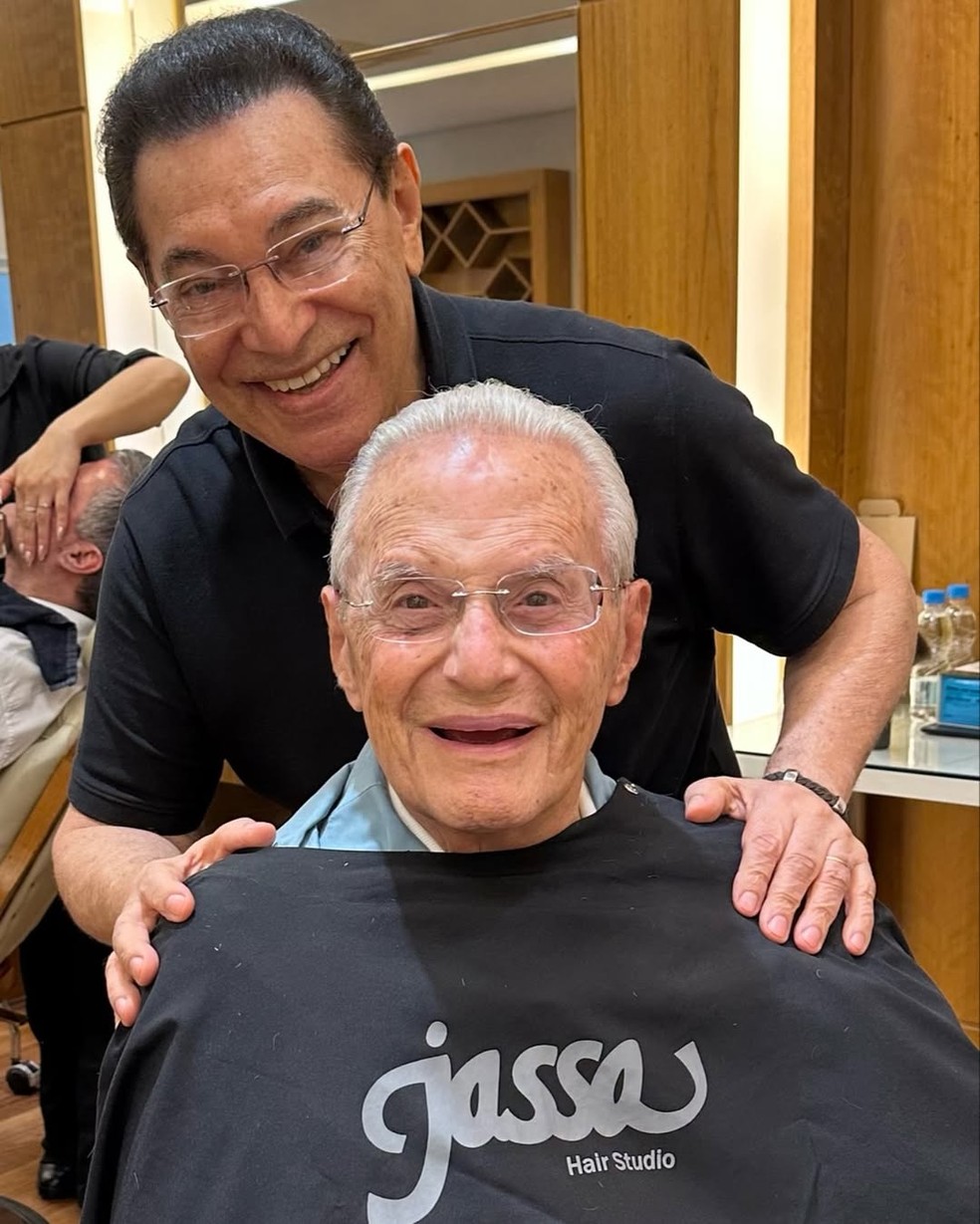 Jassa, cabeleireiro de Silvio Santos, cuida do visual de Paulo Maluf aos 93
