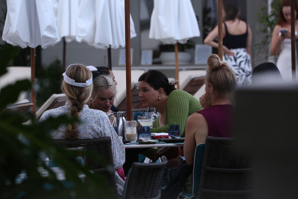Lana Del Rey é vista tomando drinks em hotel luxuoso no Rio de Janeiro