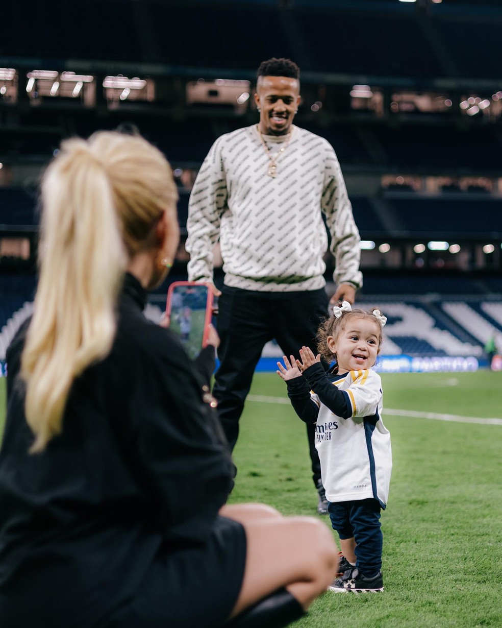 Karoline Lima e &Eacute;der Milit&atilde;o com a filha, Cec&iacute;lia &mdash; Foto: Instagram