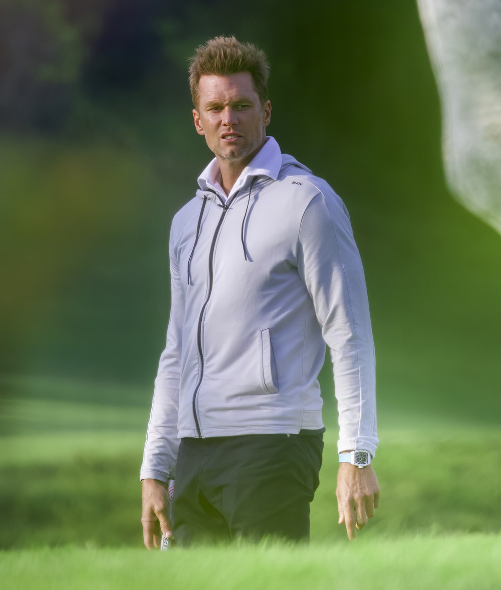 Com cara de poucos amigos, Tom Brady joga golfe em clube; fotos