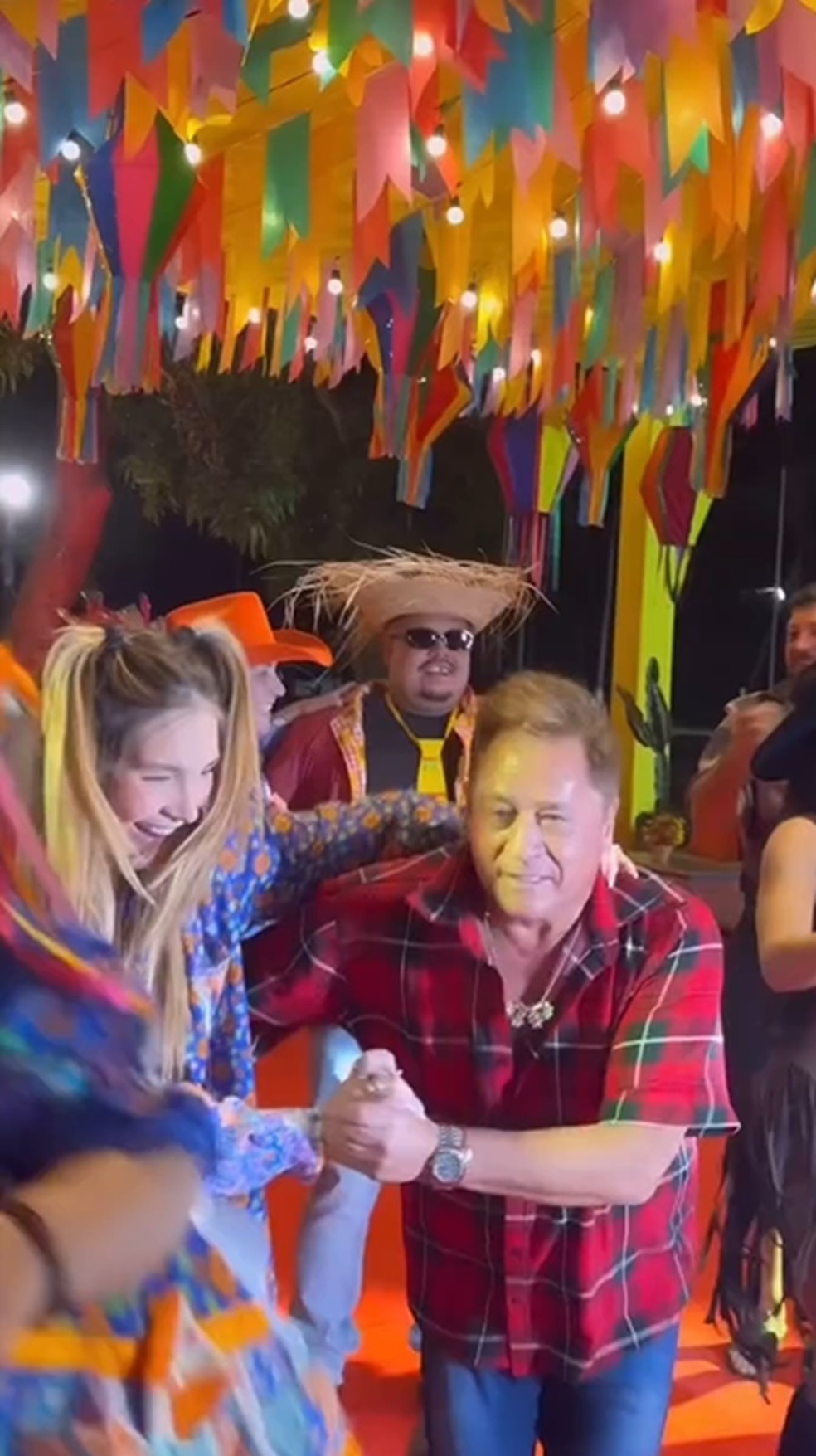 Leonardo dança com a apresentadora Virgínia Fonseca, sua nora, em festa de aniversário — Foto: Reprodução/Instagram