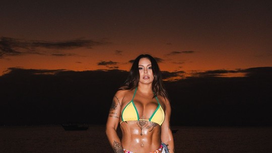 Alinne Rosa exibe abdômen trincado