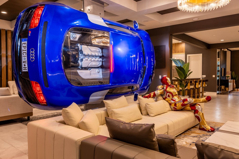 Carro na sala, T-Rex e cinema com fogos: mans&atilde;o onde Virginia est&aacute; custa mais de R$ 100 mil por semana &mdash; Foto: Reprodu&ccedil;&atilde;o/www.epicvacationhomes.com