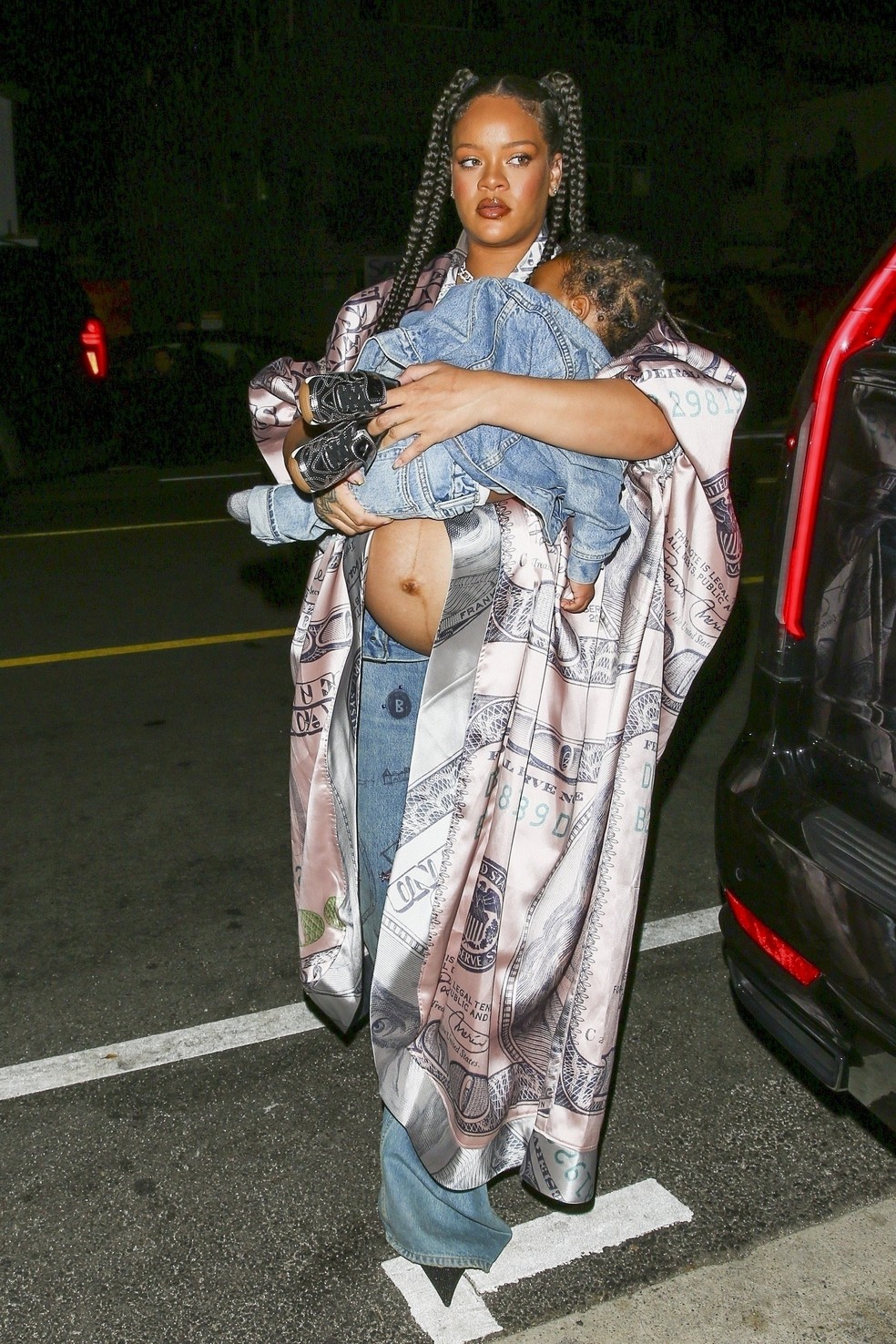 Rihanna &eacute; clicada com o primog&ecirc;nito no colo &mdash; Foto: Grosby