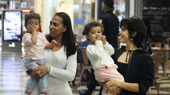 Filhas de Nanda Costa mandam beijo para câmera durante passeio em shopping no Rio