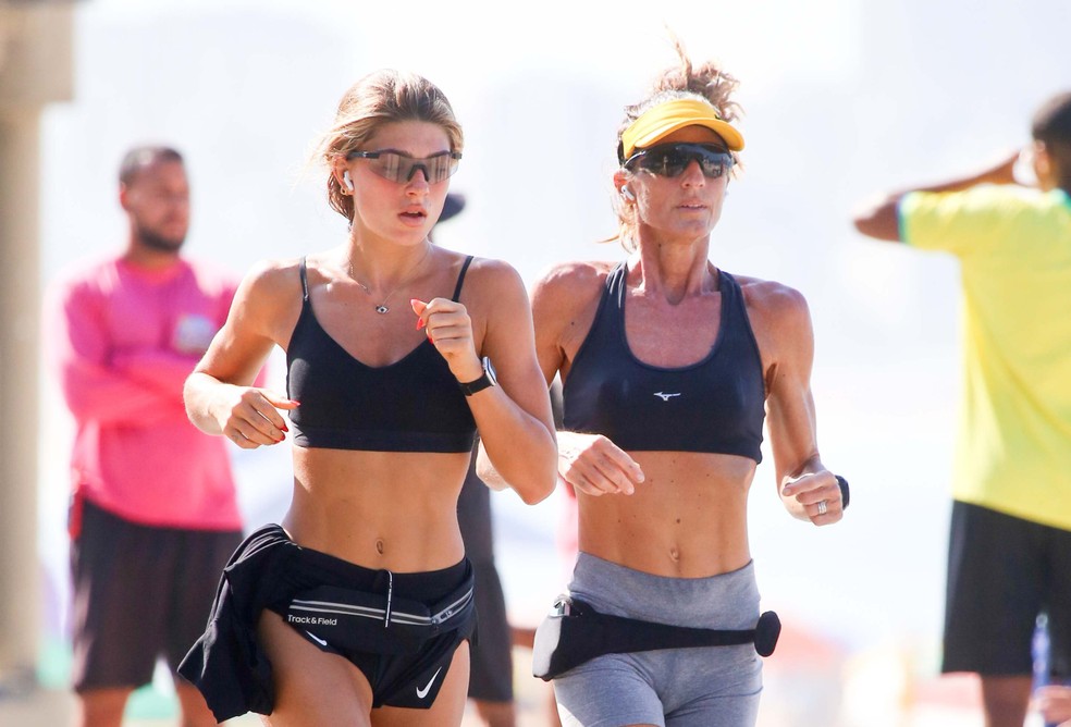 Cynthia Howlett corre com a filha, Manu — Foto: JC Pereira / AgNews