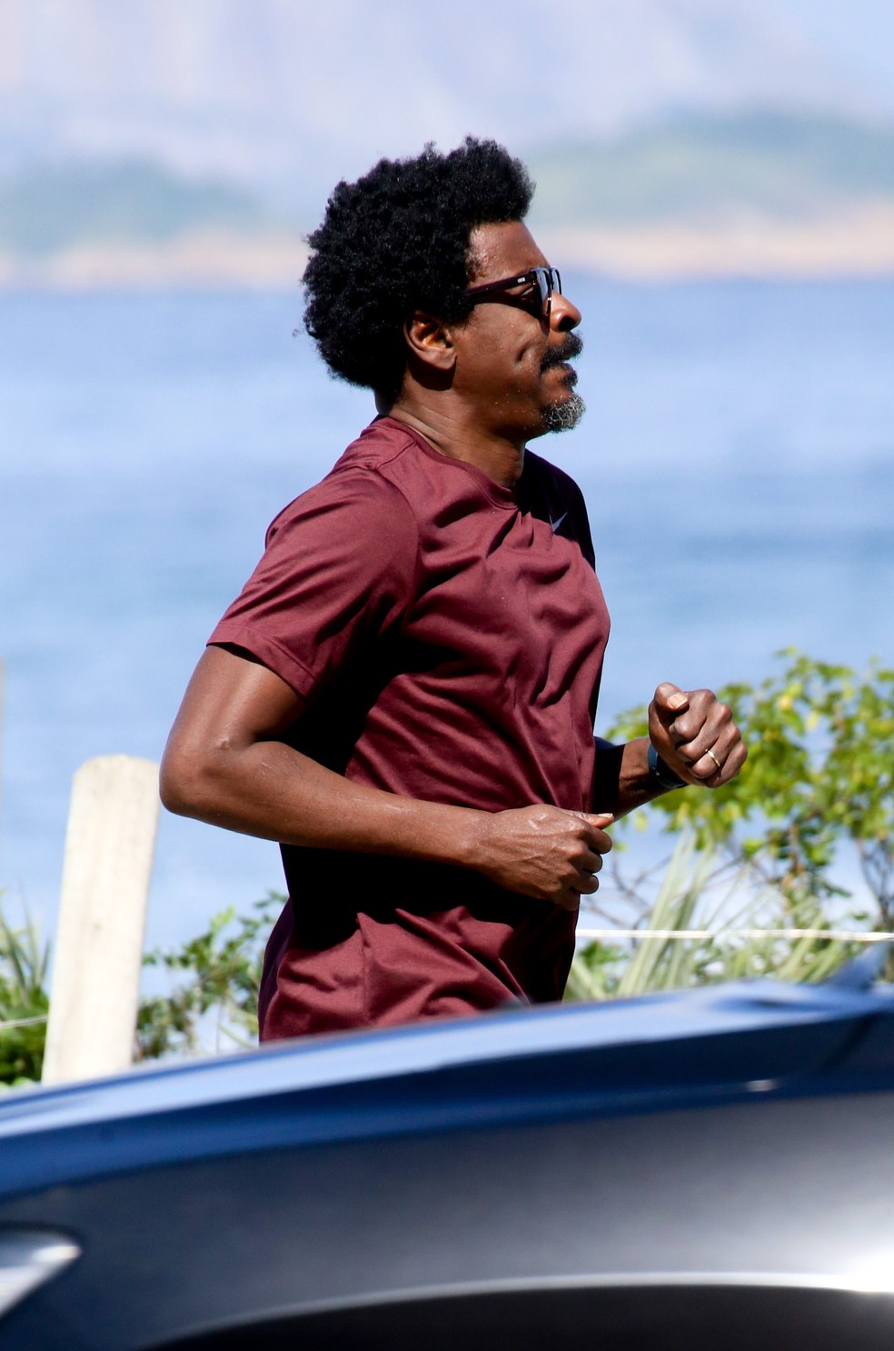 Seu Jorge faz caminhada intensa na orla do Rio &mdash; Foto: JC Pereira / AGNEWS