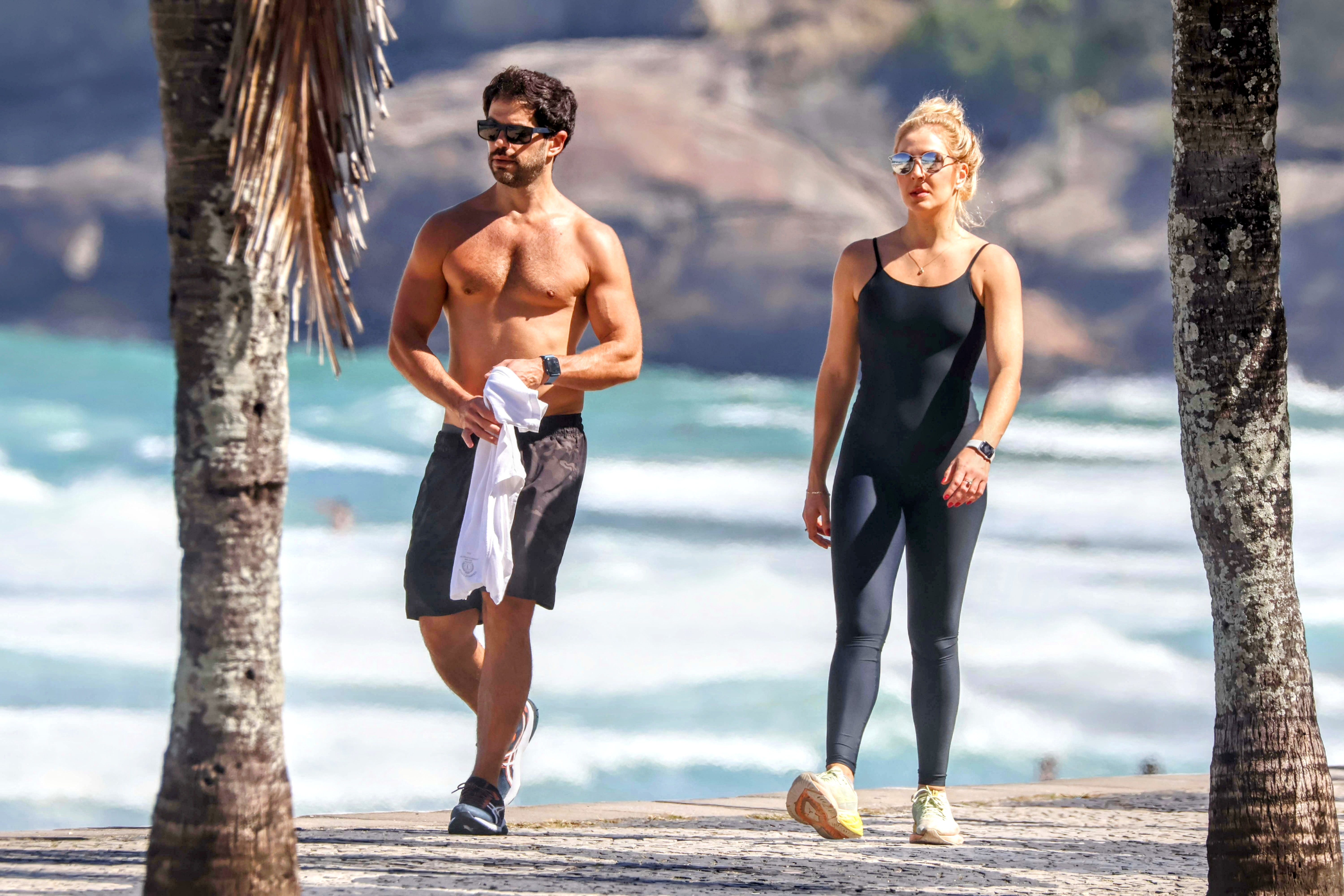 Duda Nagle caminha com a namorada em manhã de sol no Rio de Janeiro; fotos