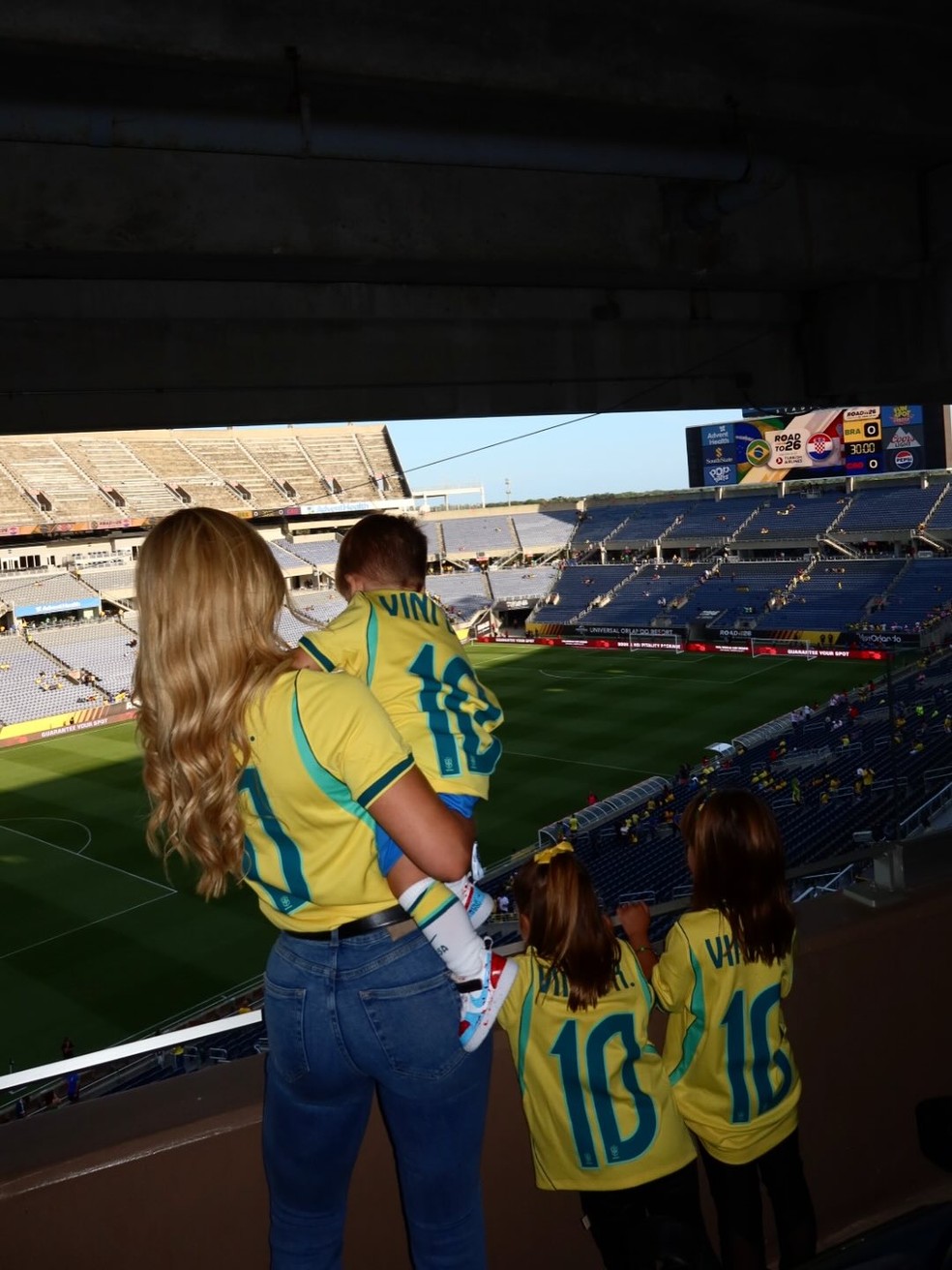 Virginia Fonseca leva os filhos pela 1ª vez ao jogo do Brasil — Foto: Reprodução/Instagram