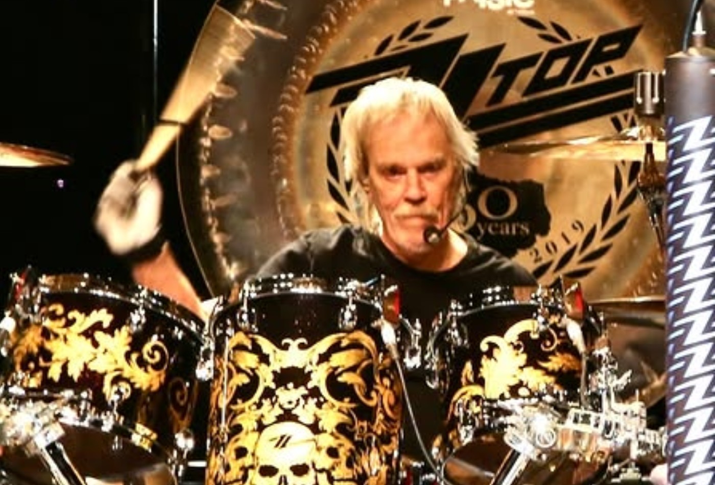 Morre Frank Beard, baterista do ZZ Top, aos 77 anos; banda mantém turnê e shows no Brasil - QTU Questões do Universo