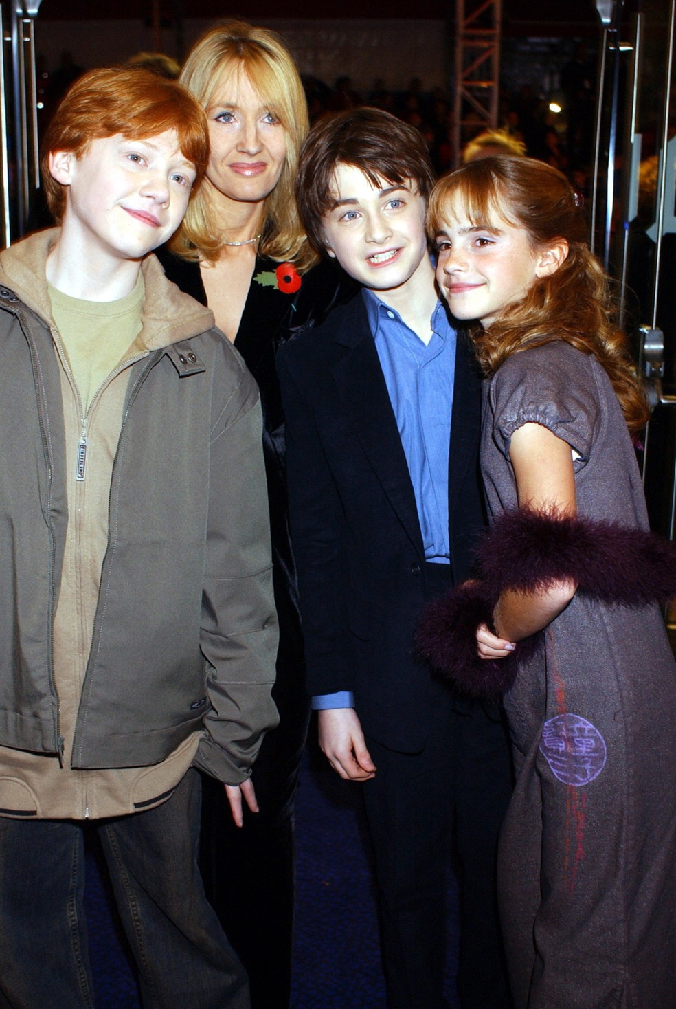 Rupert Grint, J K Rowling, Daniel Radcliffe e Emma Watson na première de Harry Potter e a Pedra Filosofal em Londres, em 2001 — Foto: William Conran - PA Images/PA Images via Getty Images