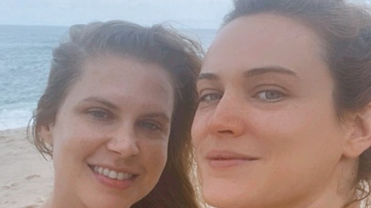 Carolinie Figueiredo e Bianca Bin curtem praia: 'De 'Malhação' pra toda vida'