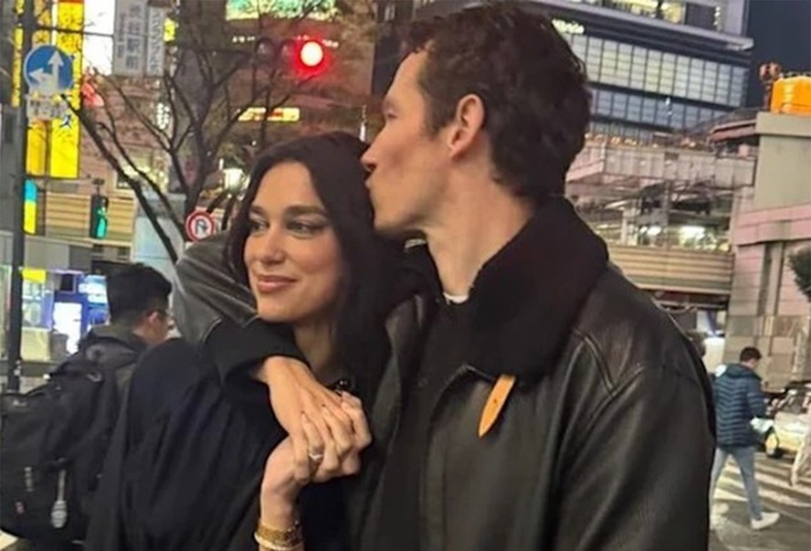 Dua Lipa confirma noivado com ator Callum Turner