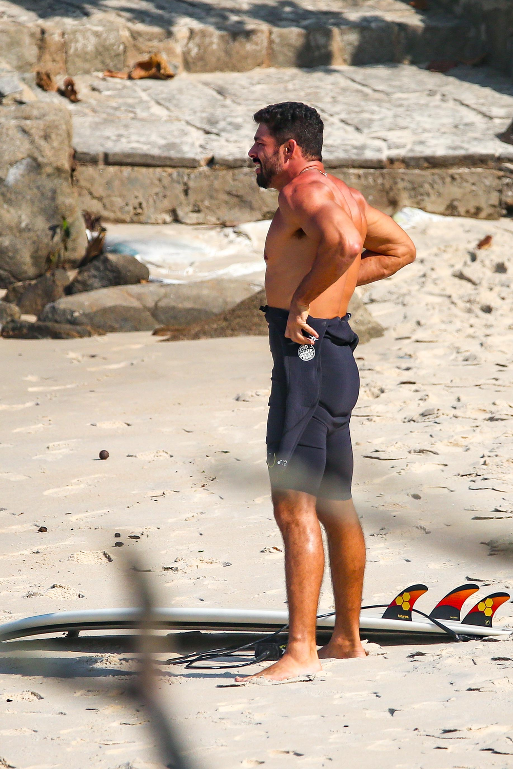 Cauã Reymond comemora aniversário surfando no Rio de Janeiro; fotos