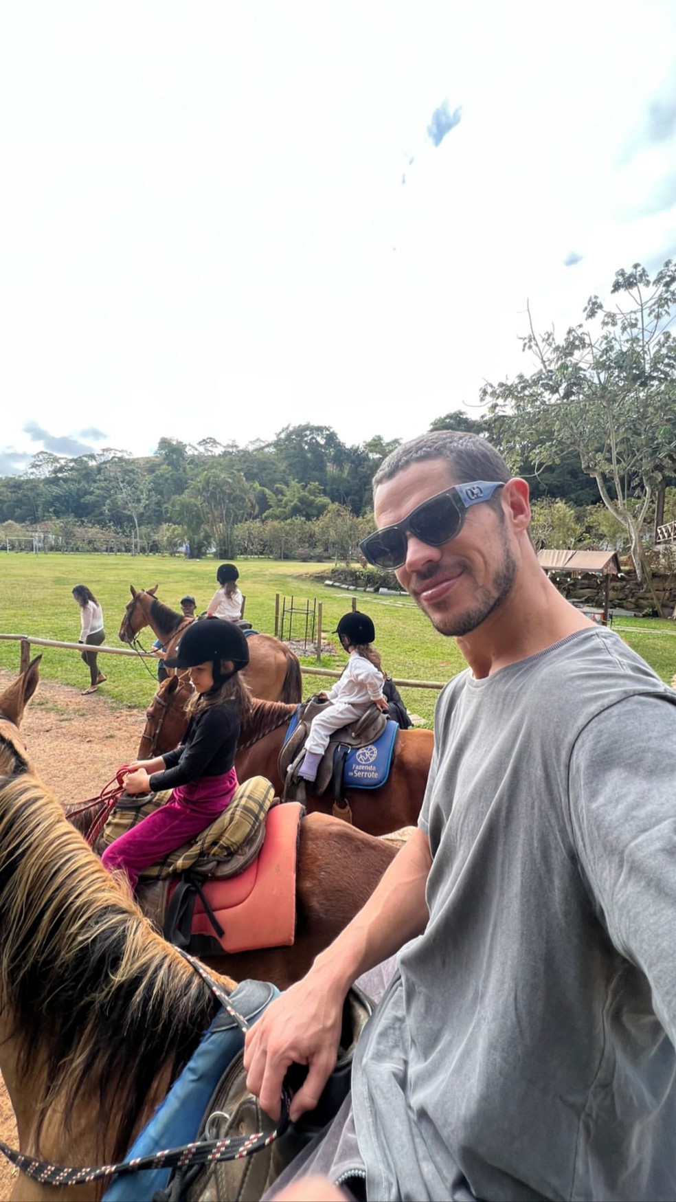 José Loreto e Bella andam a cavalo — Foto: Reprodução/Instagram