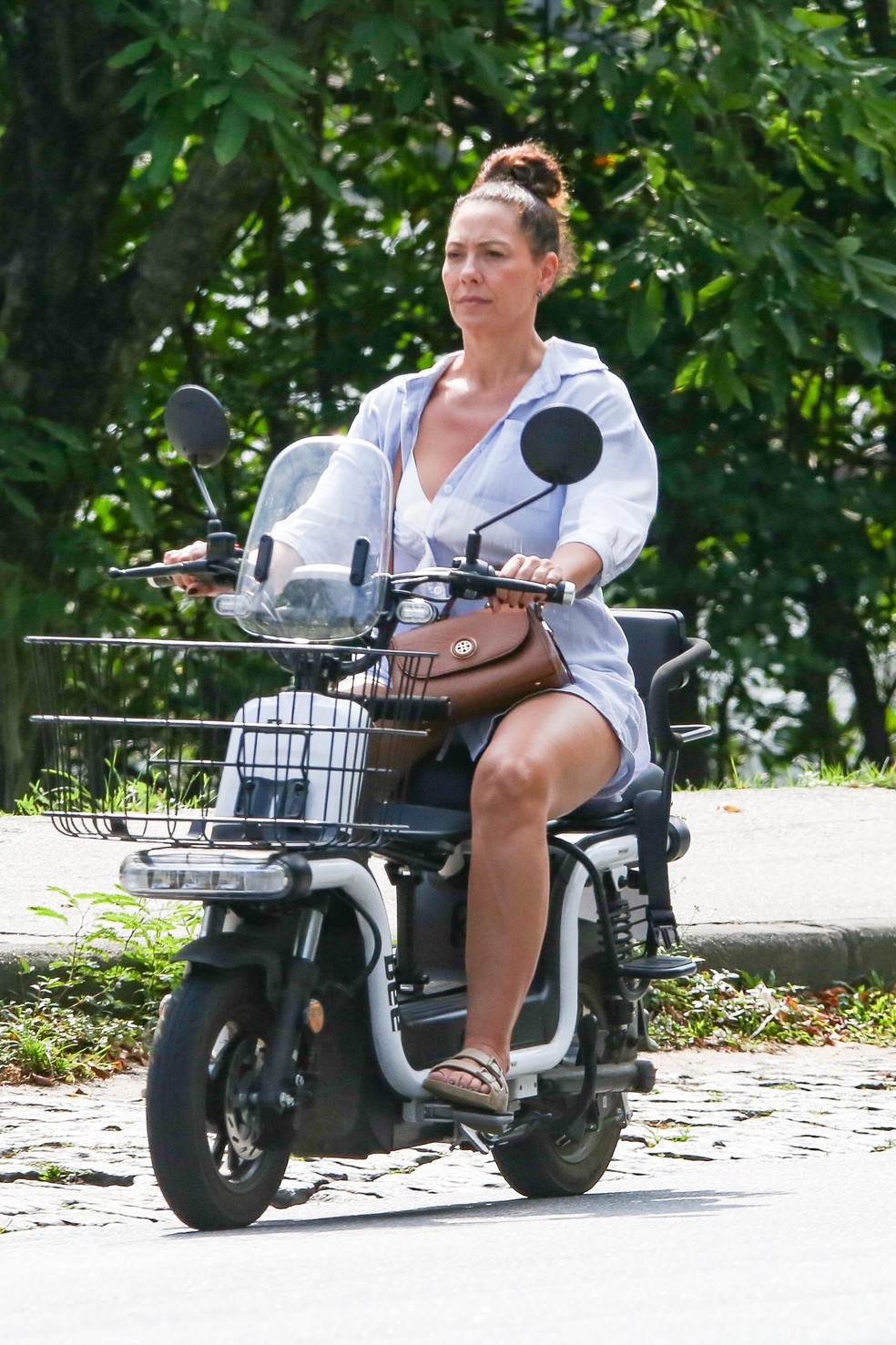 Fabiula Nascimento andando de bicicleta el&eacute;trica &mdash; Foto: Dilson Silva/ AgNews