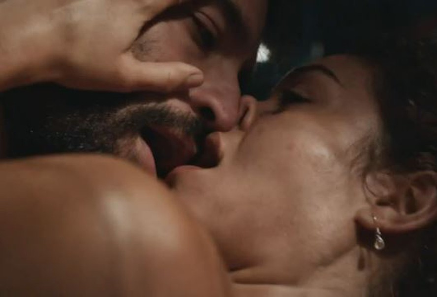 Humberto Carrão e Sophie Charlotte em cena de sexo de Todas as Flores