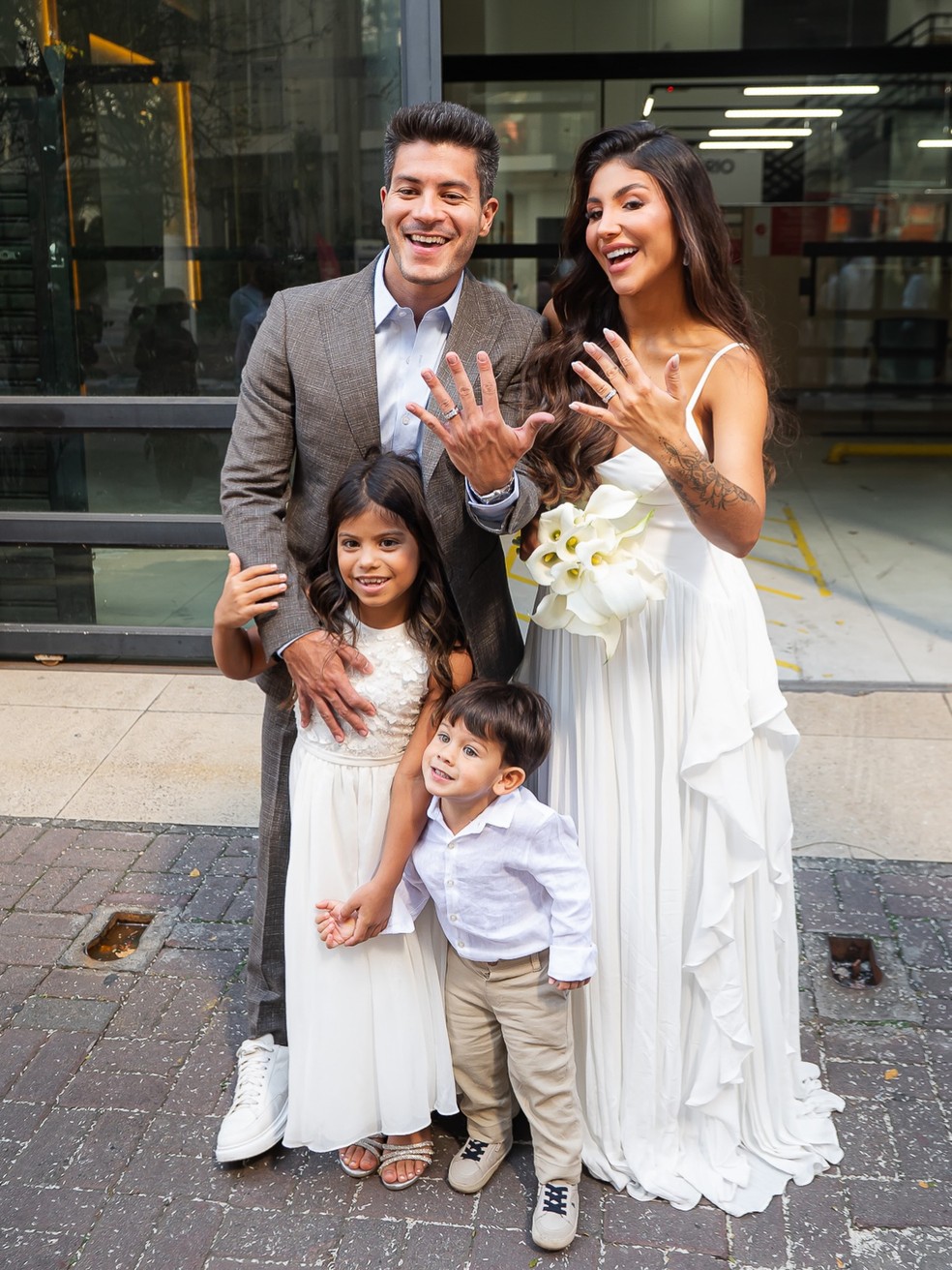 Arthur Aguiar com os filhos e Jheny Santucci — Foto: Reprodução/Instagram