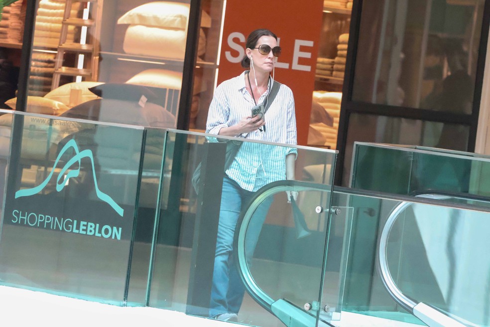 Vanessa Lóes é fotografada em shopping carioca — Foto: Daniel Delmiro/AgNews