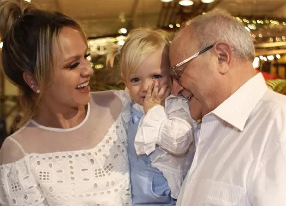Eliana com a filha, Manuela, e o pai, José Bezerra — Foto: Reprodução/Instagram