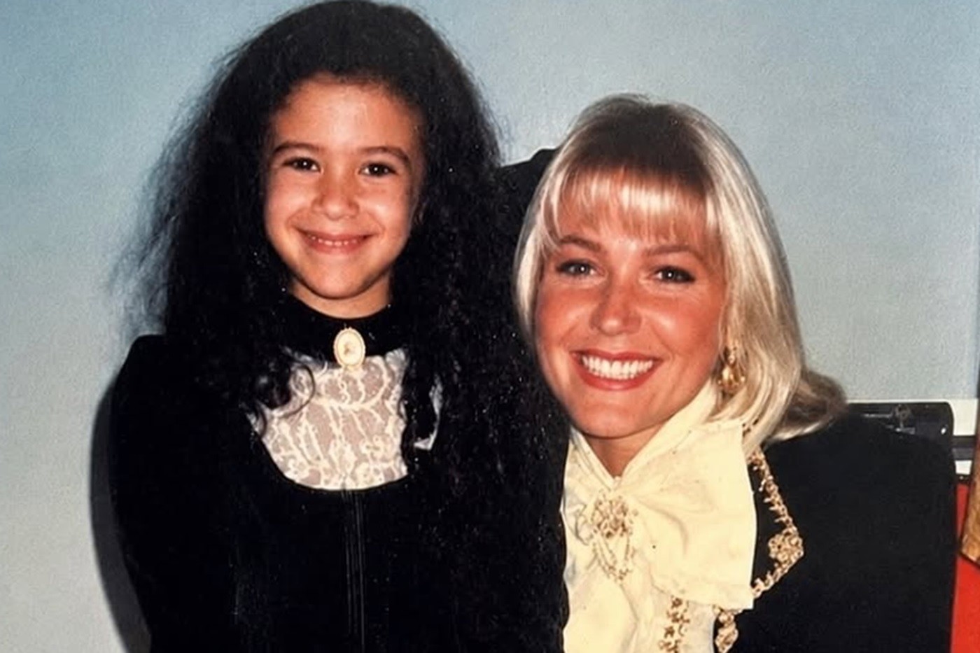 Lembra dela? Carolina Pavanelli, atriz mirim dos anos 90, resgata foto com Xuxa; veja como ela está após mudar de carreira