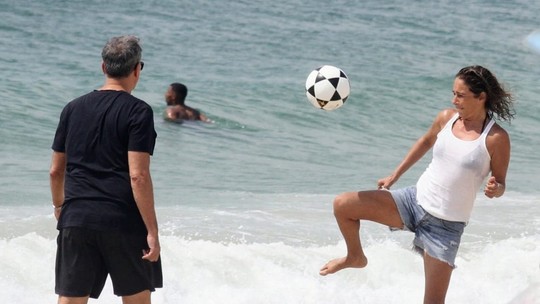 Andréa Beltrão joga bola com o marido em praia carioca