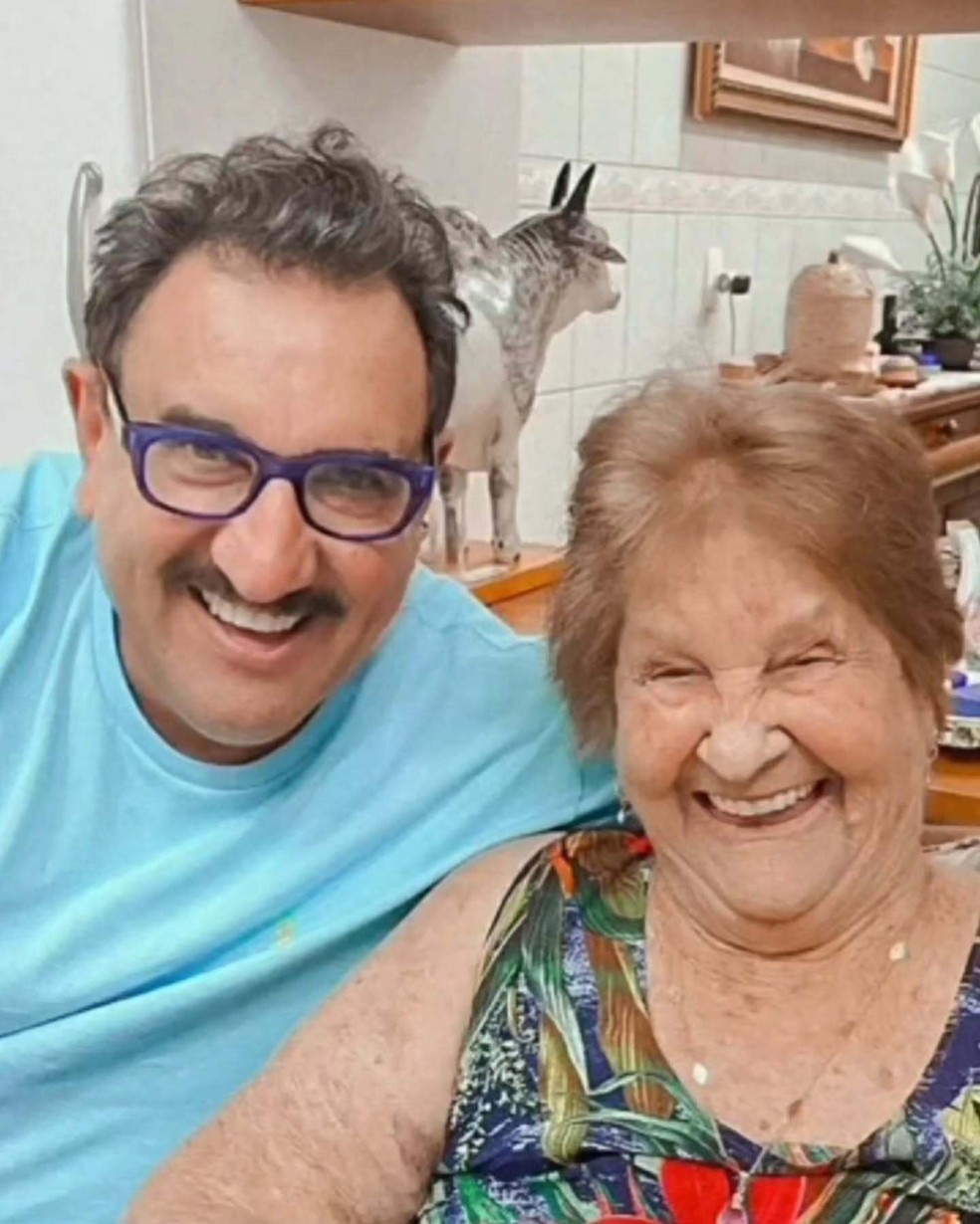 Ratinho anuncia morte da mãe, faz homenagem e ganha apoio de Celso ...