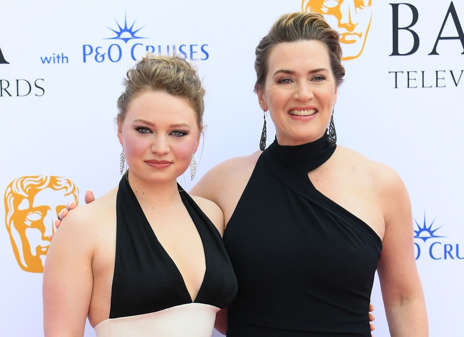 Parecidas? Kate Winslet faz aparição rara com filha de 22 anos em red ...