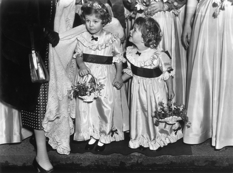 A rainha Camilla (à esquerda) aos 4 anos, com a irmã, Annabel, aos 3 anos  — Foto: Getty Images