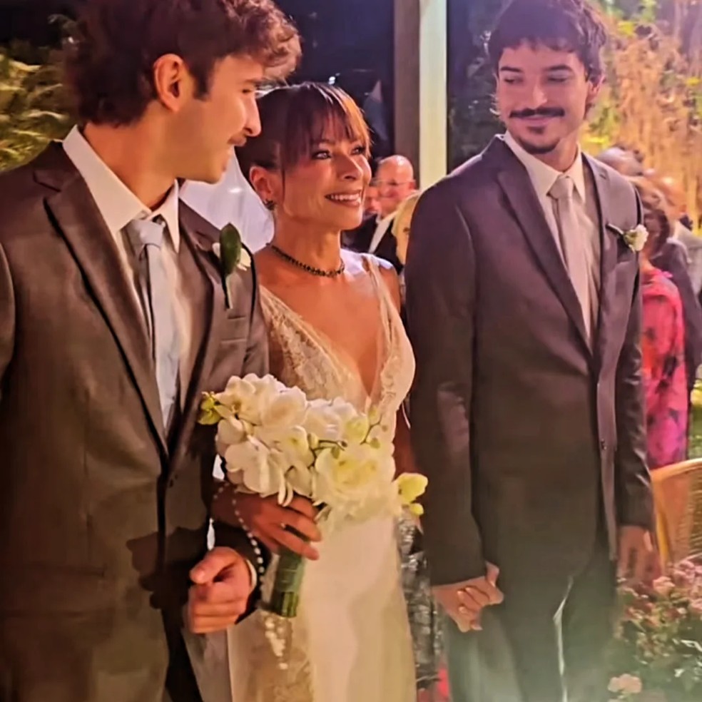 Anna Lima caminha ao altar de braços dados com os filhos, Tom e Davi — Foto: Reprodução/Instagram