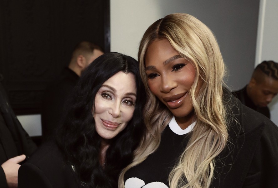 Em aparição rara, Cher confere desfile da Balmain na PFW ao lado de Serena  Williams