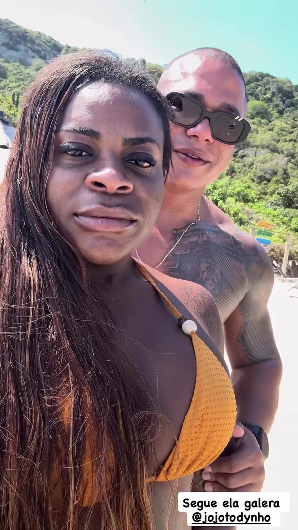 De biquíni, Jojo Todynho curte praia com namorado após perder mais de 80 kg