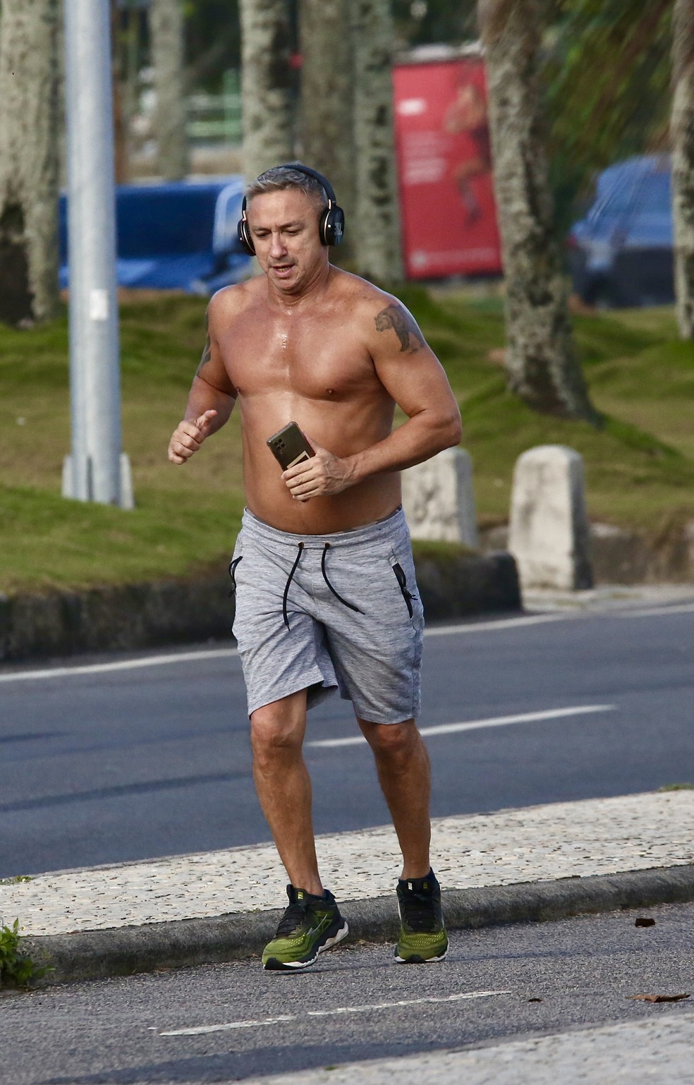 Paulo Nunes corre pela orla da praia da Barra — Foto: Fabricio Pioyani/AgNews
