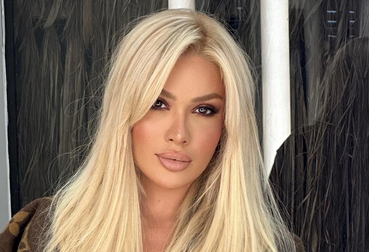 Karoline Lima monta árvore de Natal diferentona e ganha elogios pela