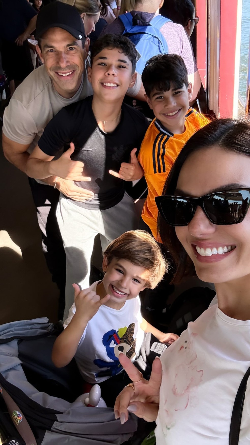 Isis Valverde abre álbum de viagem pela Disney com filho, enteados e ...
