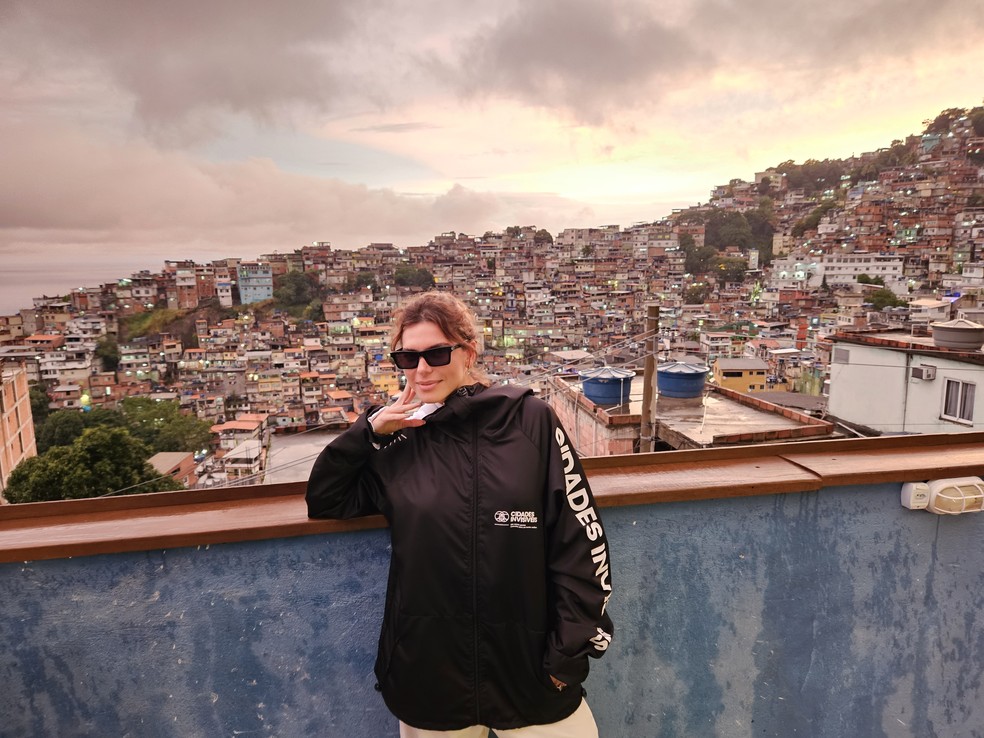 Mariana Goldfarb visita o Morro do Vidigal — Foto: AgNews