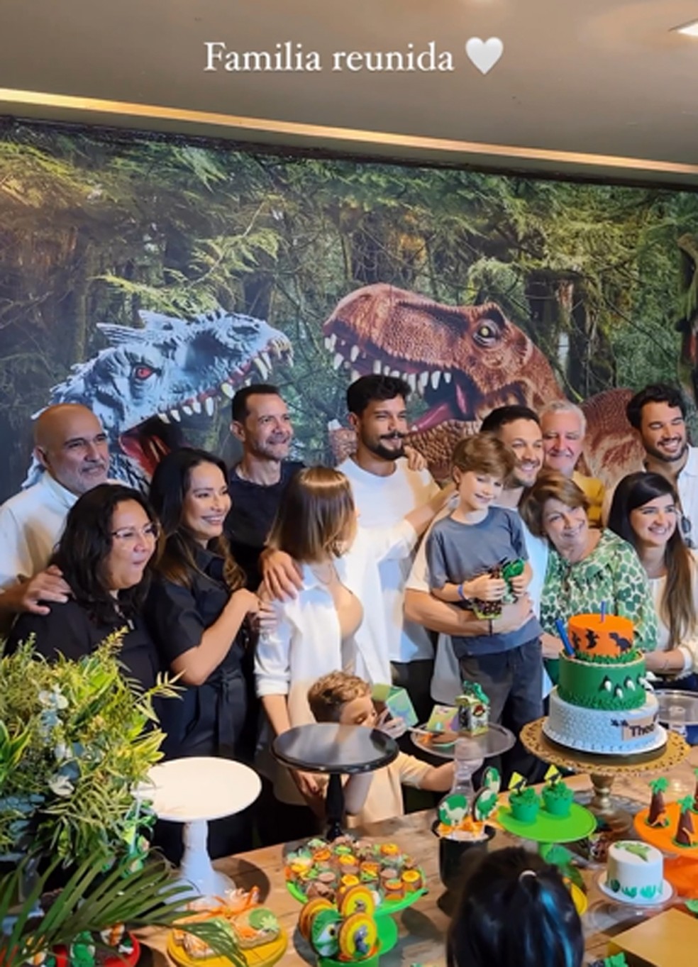 Romulo Estrela e Nilma Quariguasi comemoram os 7anos do filho, Theo — Foto: Instagram