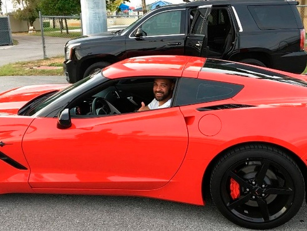 Adriano Imperador em carro de luxo — Foto: Reprodução: Instagram