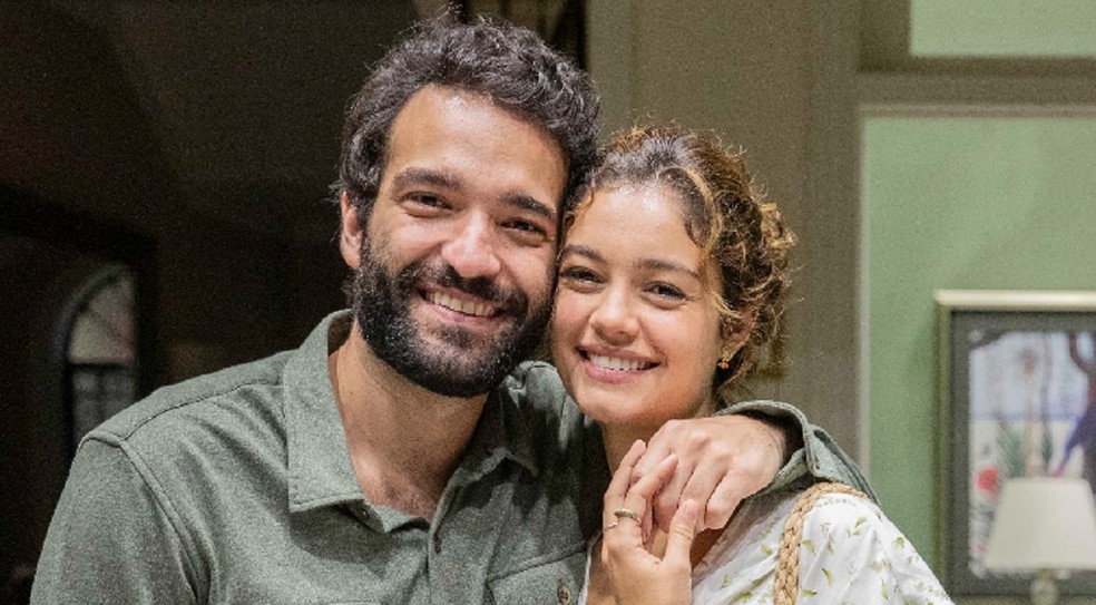 Rafael (Humberto Carrão) e Maíra (Sophie Charlotte) terão final feliz em 'Todas as Flores' — Foto: Fábio Rocha/TV Globo