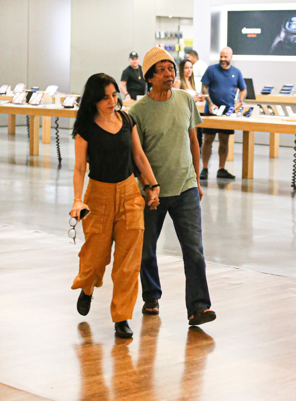 Discreto, Djavan faz rara aparição com a esposa durante passeio em ...