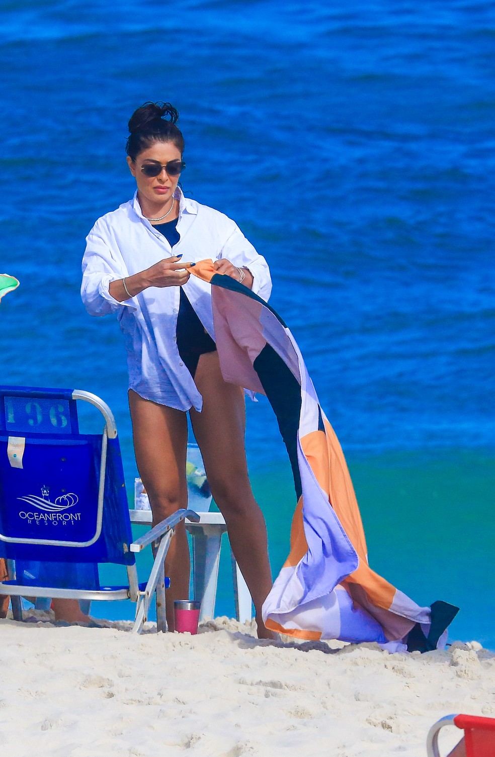 Juliana Paes na praia com a família — Foto: Fabrício Pioyani/ Agnews