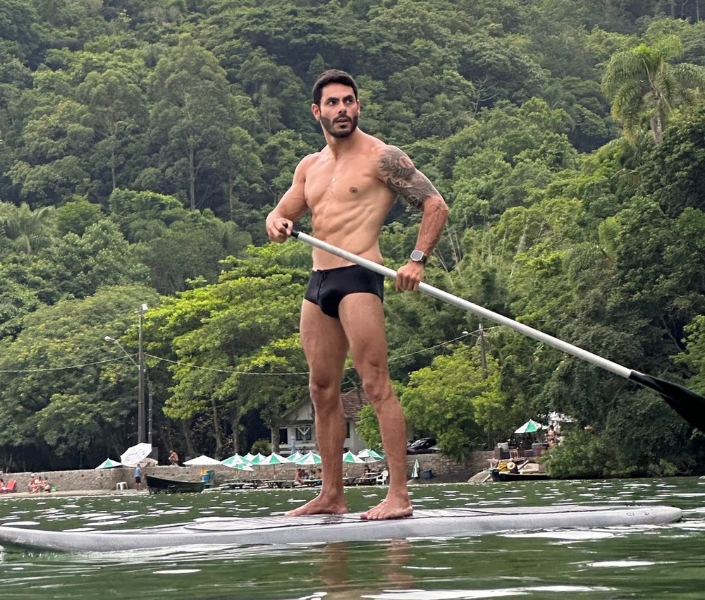 De sunga, sertanejo e ex-BBB Rodolffo mostra corpo saradíssimo em stand ...